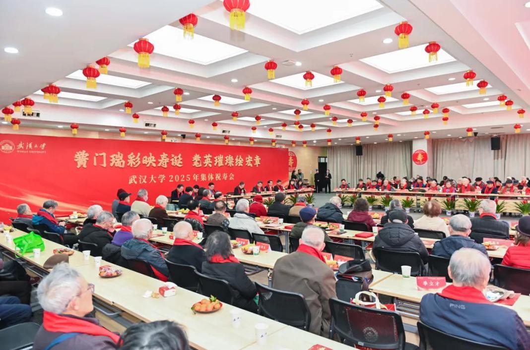 武大退休教职工的养老金支出，最近炸出了一个惊人数字。
按网传数据估算，学校每年的