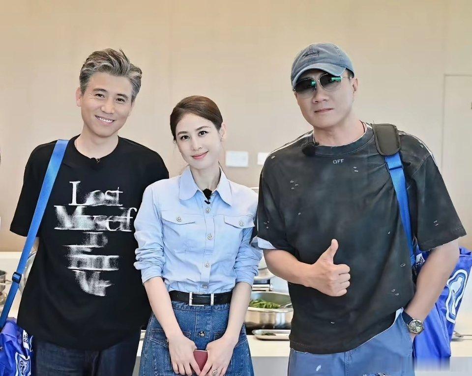 黄圣依携新书亮相书博会，还请来了李乃文和胡军助阵！看来黄圣依这是要转换赛道变作家