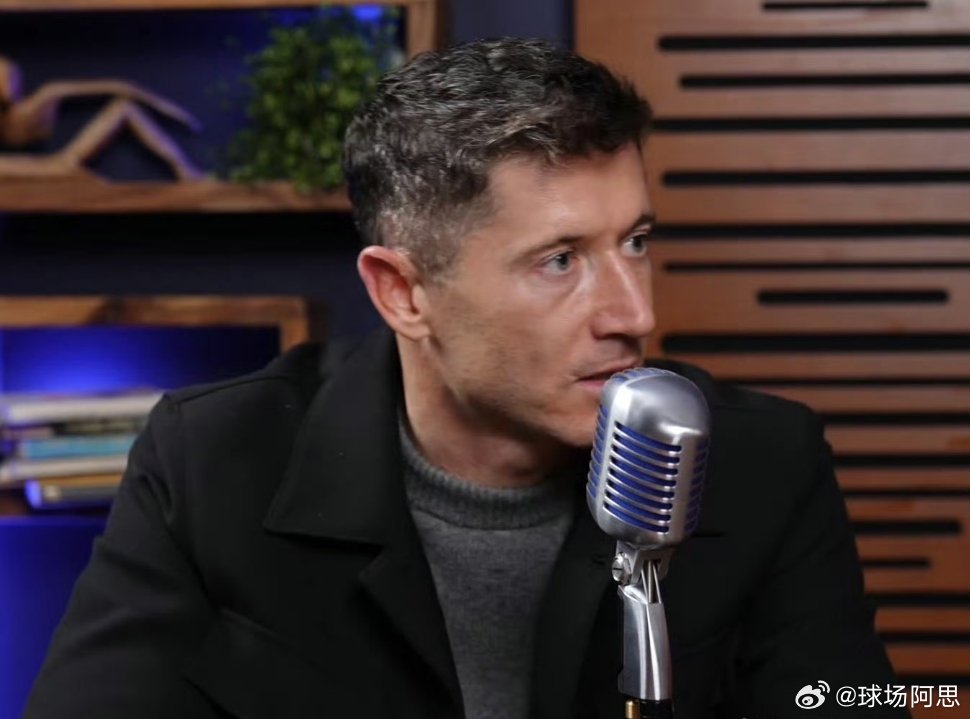 【巴萨曾要求自己停止进球】莱万在个人传记中曾透露，巴萨曾在2022/23赛季希望