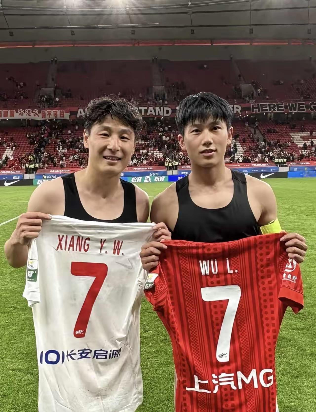 武磊迟暮！7号传承，武球王和向余望交换7号球衣，中国足球终见新希望，向余望加油！