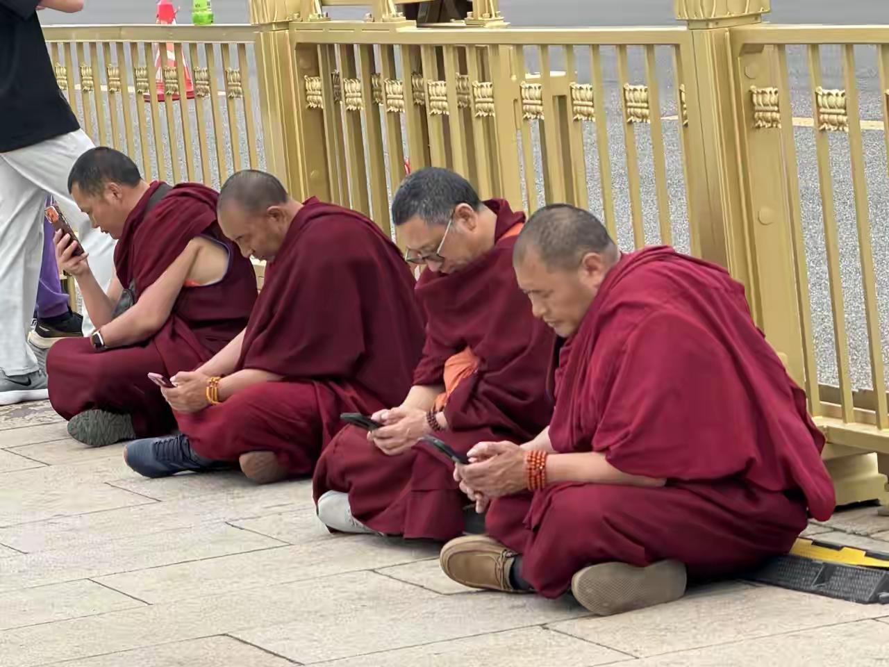 寺庙的和尚刷着手机、骑着平衡车或开着豪车穿梭于城市的大街小巷，这是与时俱进，还是