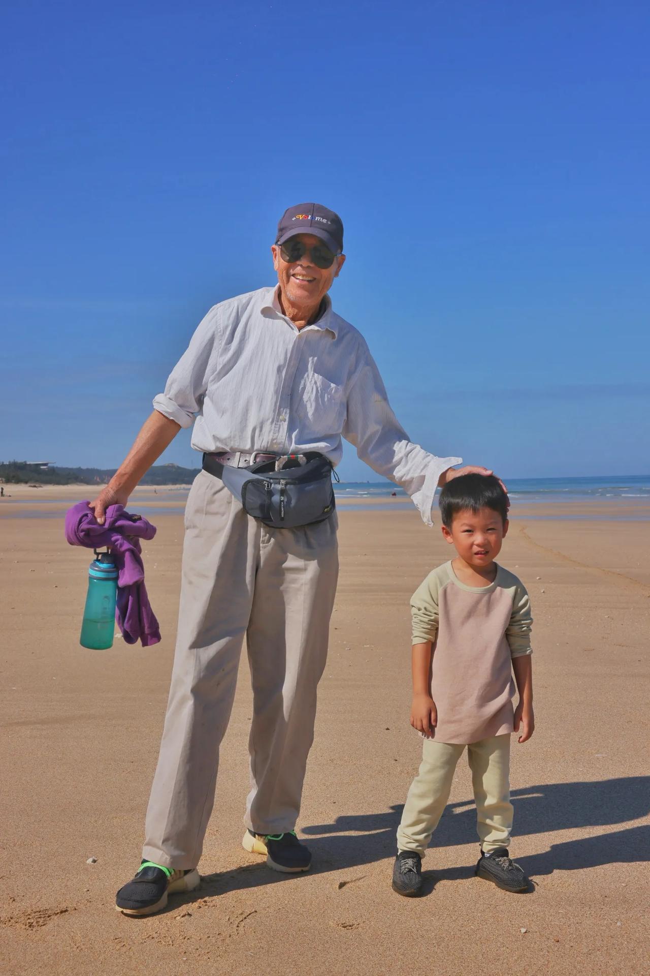 我在海南昌江昌化镇海滩上碰见的一对父子——85岁的刘晖和他5岁的儿子。他说他前半