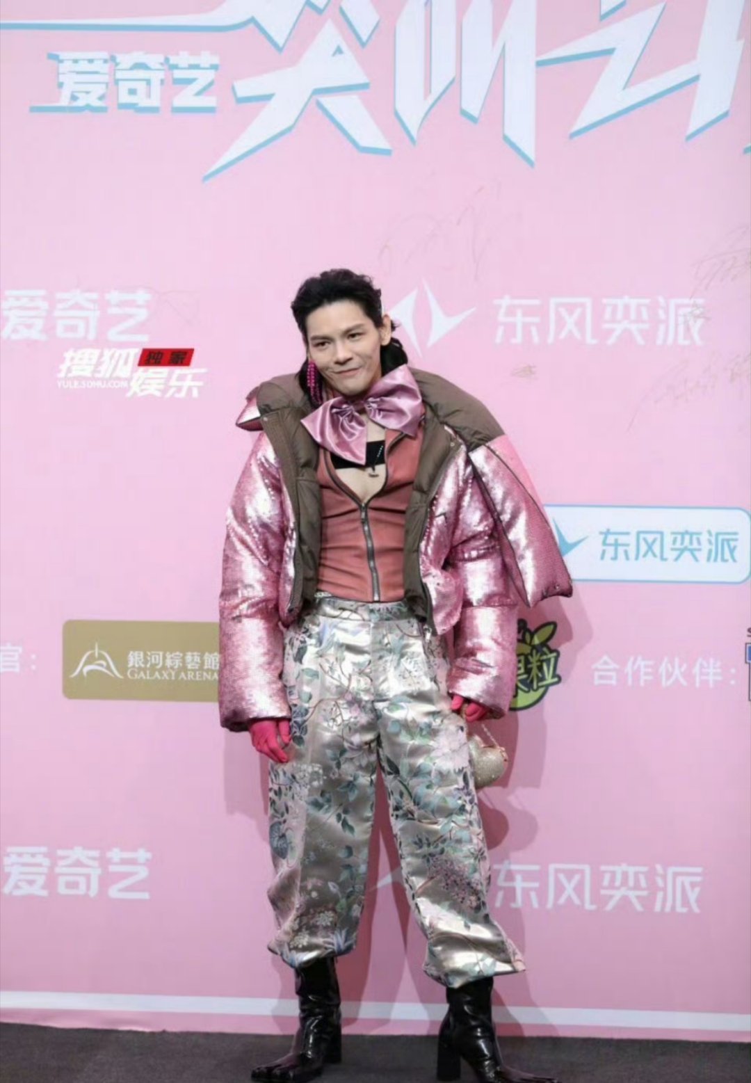 一看到向佐穿女装就想笑，但是想到他卖了5,000万。 