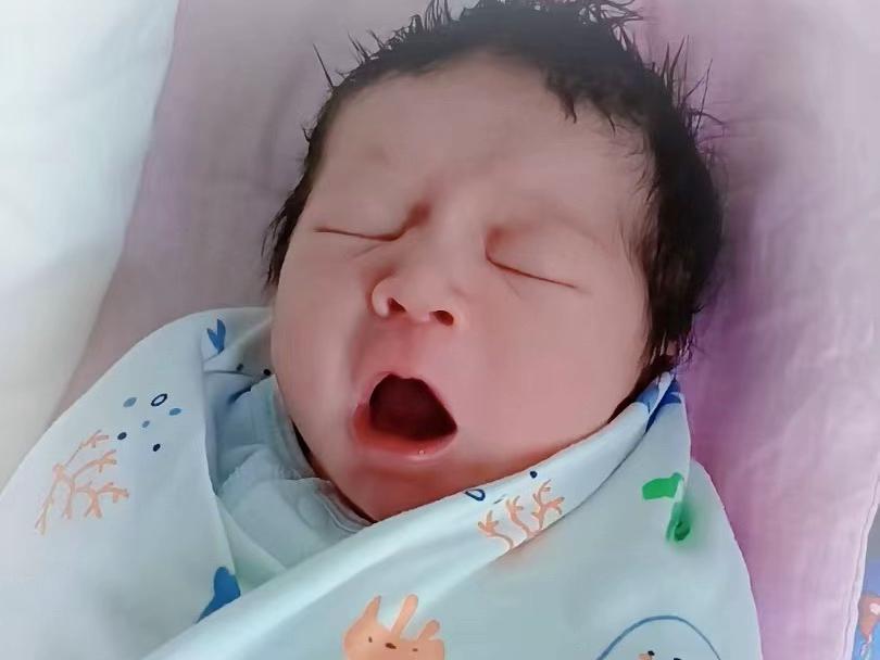 今天的快乐和感动是我两个月的儿子给的！

昨天晚上11:00左右睡着到今天早上0