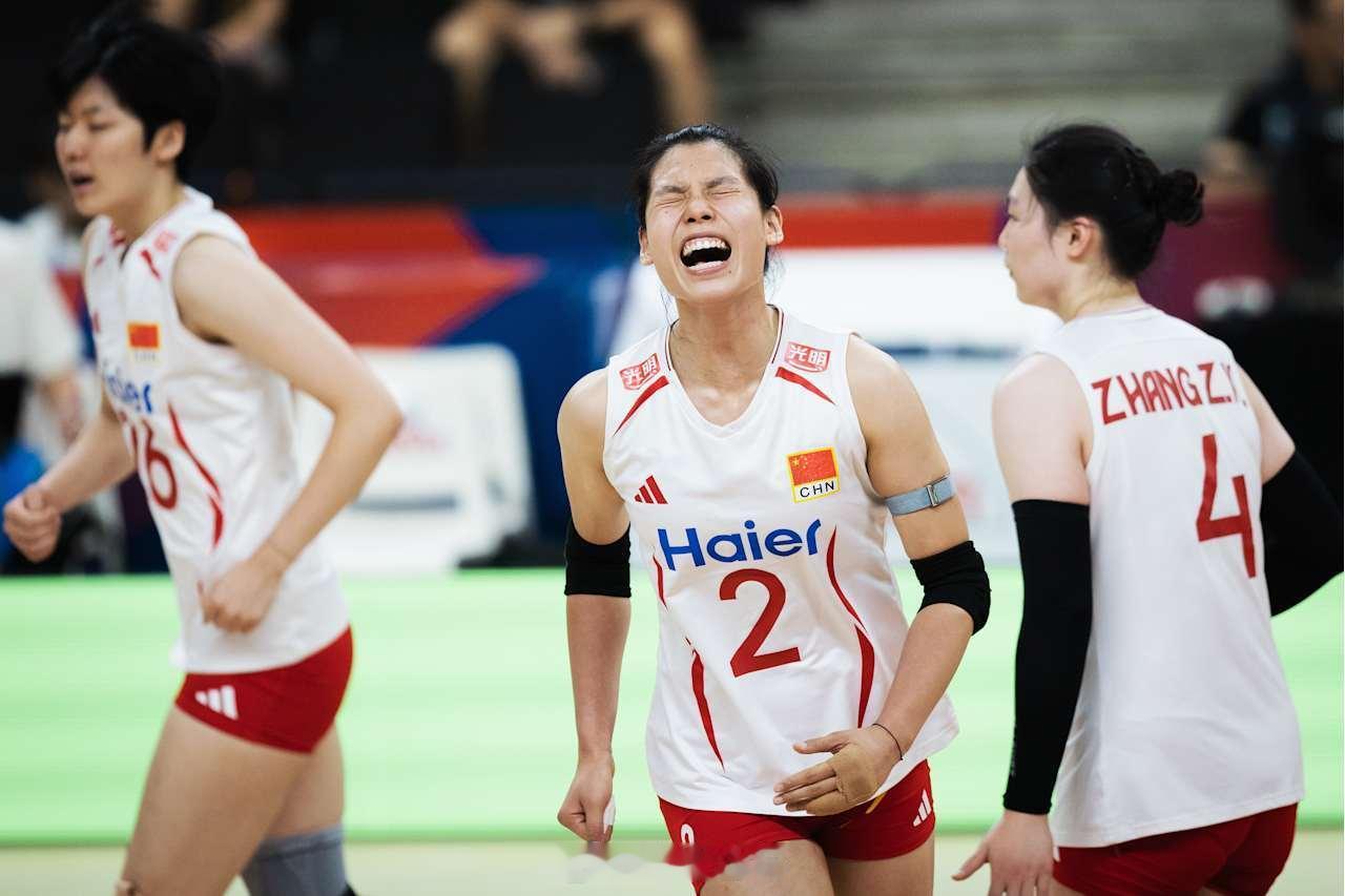 中国女排vs德国女排 第三局我们18比25失利，这一局一传不稳，进攻环节就输了8