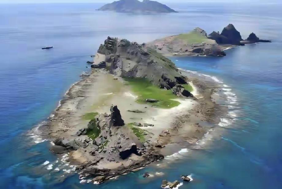 首先，中国海警全天候驻守钓鱼岛，万吨级执法船全面压制日方船只，只要日方胆敢靠近领