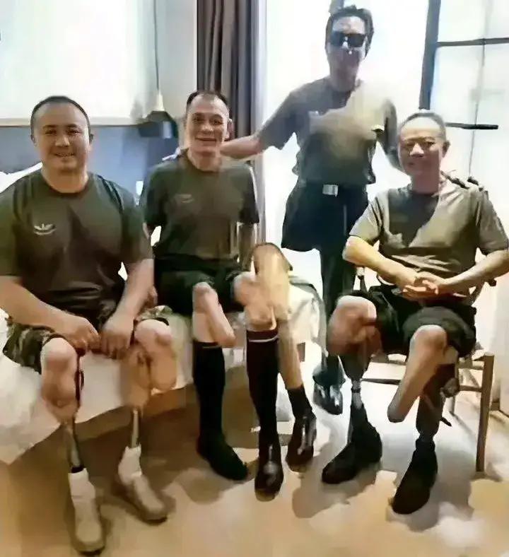 四位对越自卫反击战中的伤残军人，尽管失去了双腿，但他们身残志坚，依然保持革命乐观