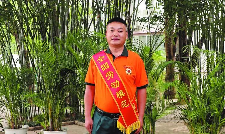 高中学历的普通快递员，跑出全国劳模的滚烫人生
 
许泽星，男，汉族，1977年3