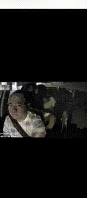 家人们谁懂啊！  

一对情侣深夜上了网约车，后排直接上演“激情戏码”，司机从后