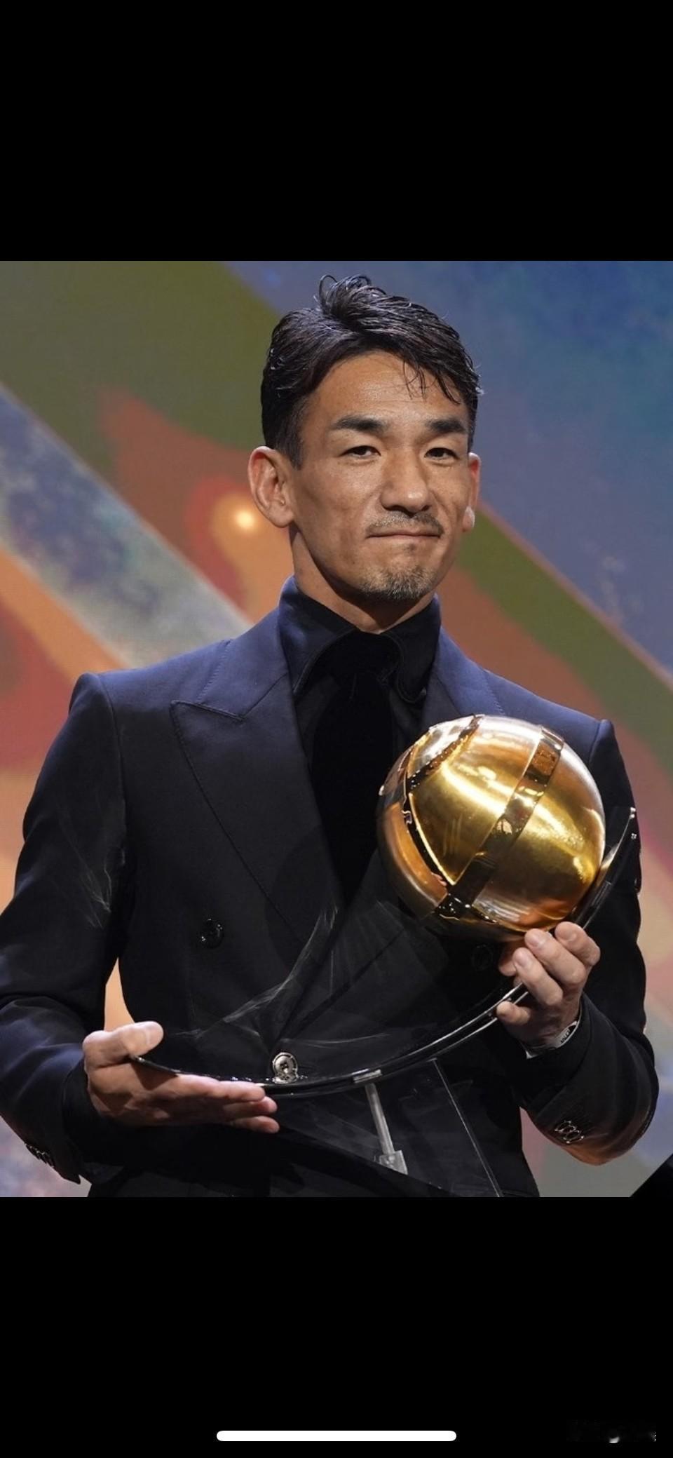 他78年的，不到三十岁就退役了，他说突然对踢球没兴趣了。[泪奔]中田英寿 和中村