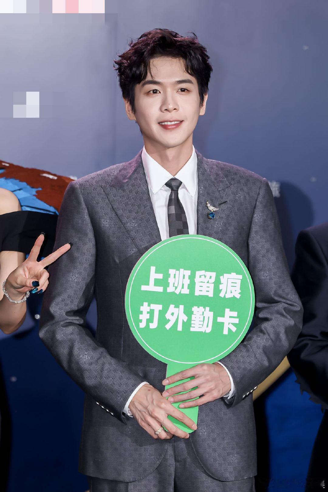 京东来微博电影之夜营业了如果说红毯上的JOY是可爱亮相，那内场前排的JOY就是沉