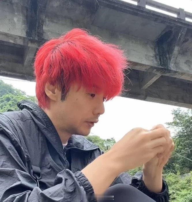 李荣浩钓鱼像我奶穿针李荣浩钓鱼像我奶穿针，果然人老了干什么都心酸，手机啪叽掉水里