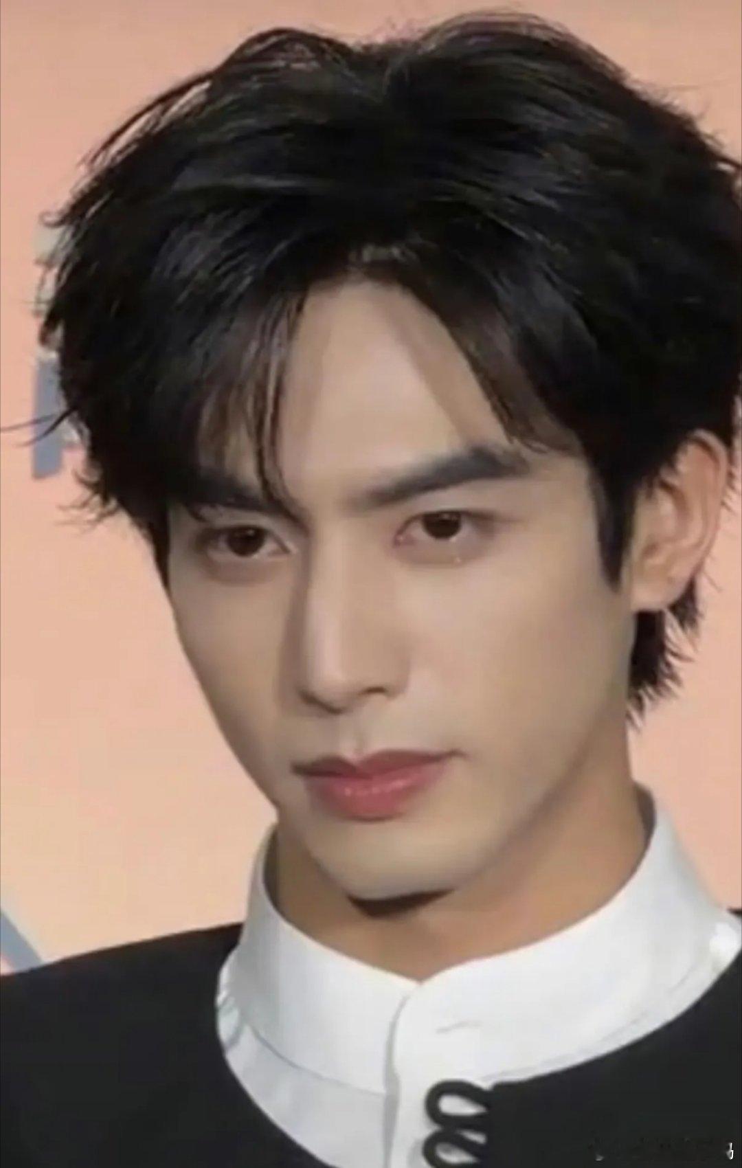 宋威龙居然哭了欸……难怪看他和赵今麦合照时，眼神看着怪怪的，真是个别扭的男生，掉