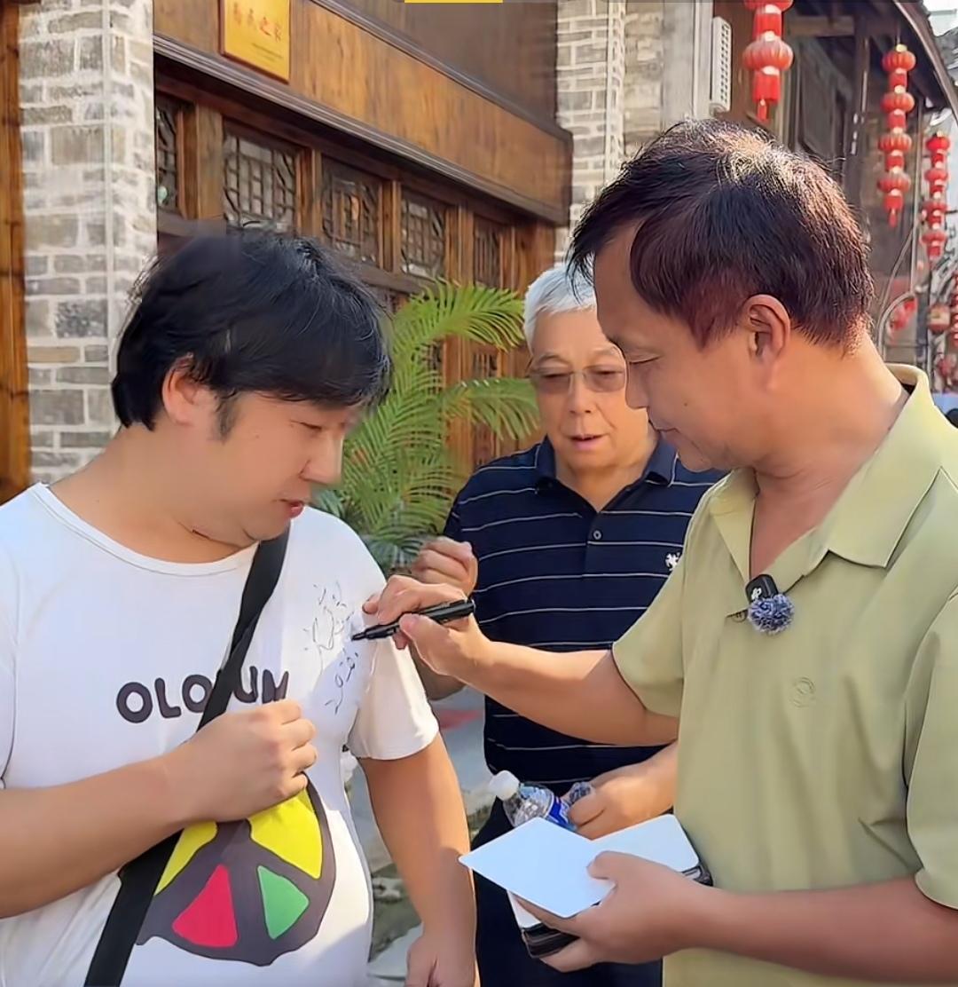 一生能见一回“大师”足矣。
都说没有活着的大师，大师都是挂在墙上的，是后辈对前辈