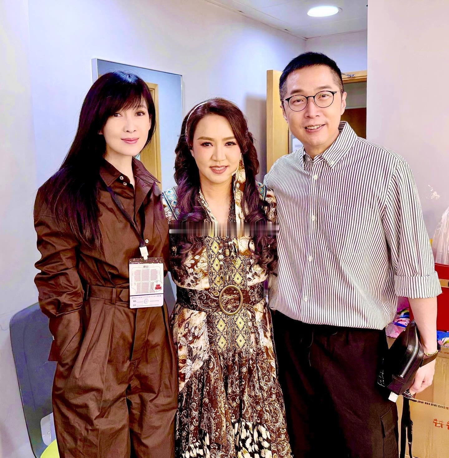 黎瑞恩和陈友主演的音乐剧《娱乐圈夫人》在香港重演，周慧敏、马浚伟、谭咏麟捧场。 