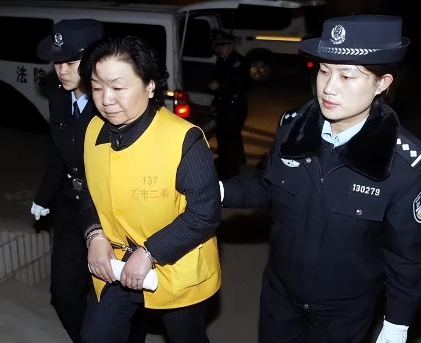 2008年，毒害30万婴儿的“三鹿奶粉”董事长田文华被判无期徒刑。然而如今无期变