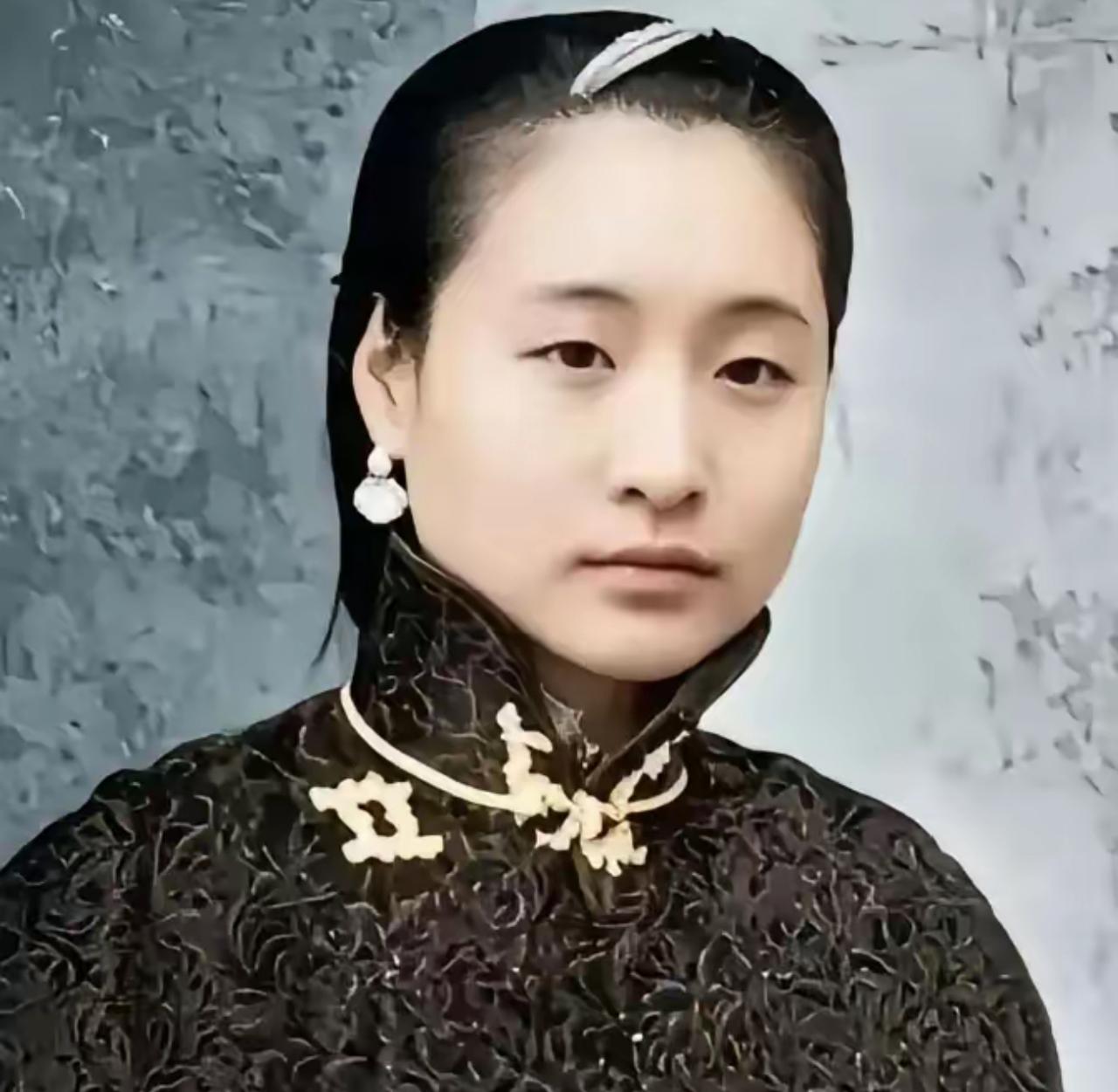 1916年，蔡锷病死了，小情人小凤仙参加完他的葬礼便消失了，直到1998年，她的