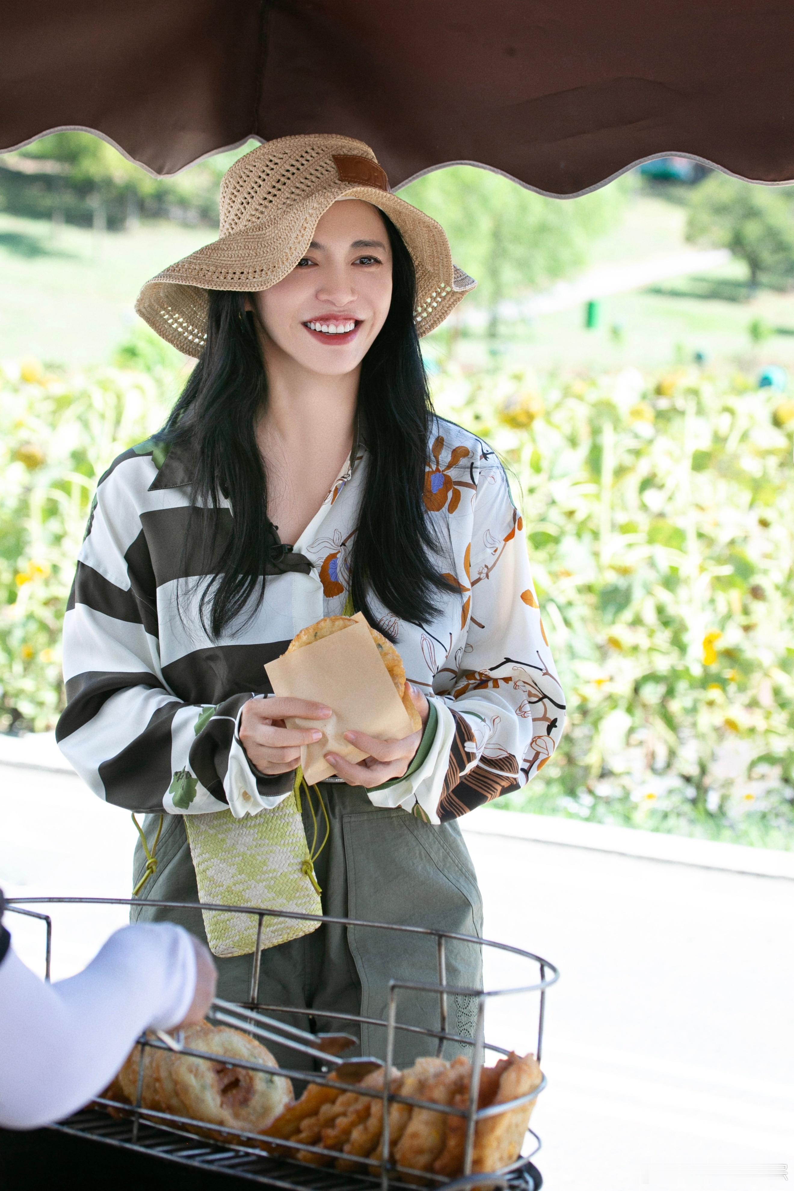 #姚晨在湖南做福建菜# 香喷喷的线面就这样被姚晨水灵灵地做出来啦！顶着湖南这么热