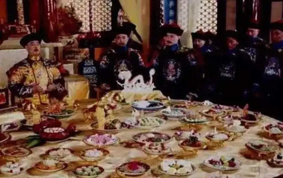 在古代为啥没人想着给皇帝下毒把他干掉？

一提"暗杀皇帝"，大家第一反应，下毒啊