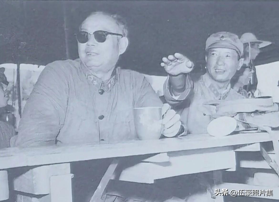 1964年，济南军区副司令员范朝利将军陪同叶剑英元帅观摩济南军区尖子分队表演的老