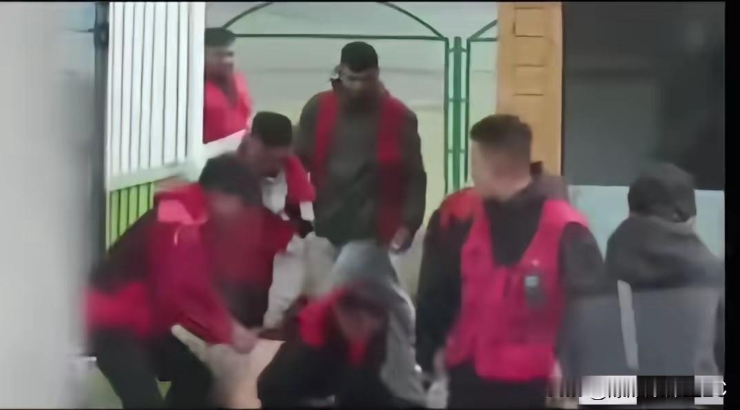 赛里木湖景区冲突一事引发全网热议。
旅游旺季景区检票口，因为票务核验问题，司机与