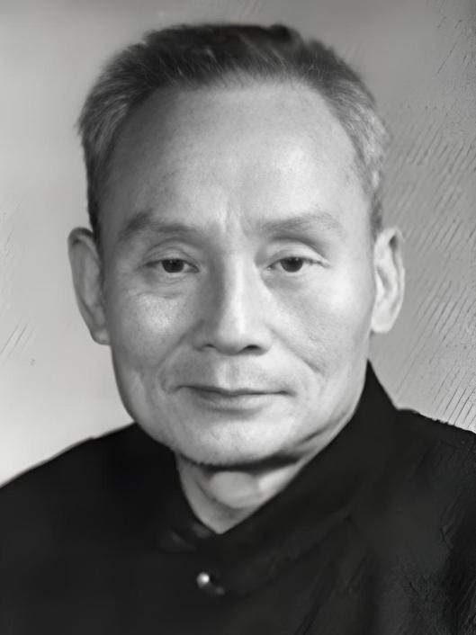 沈醉在《战犯改造所见闻》里写到张严佛，着墨不多，几笔就勾画出了这个人：鼻子歪在一