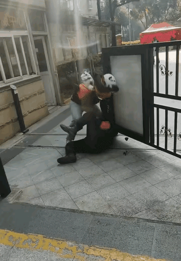 保安被小哥给打了，估计情况要赔不少钱，这到底图个啥？现在明智一点的人，根本就不会