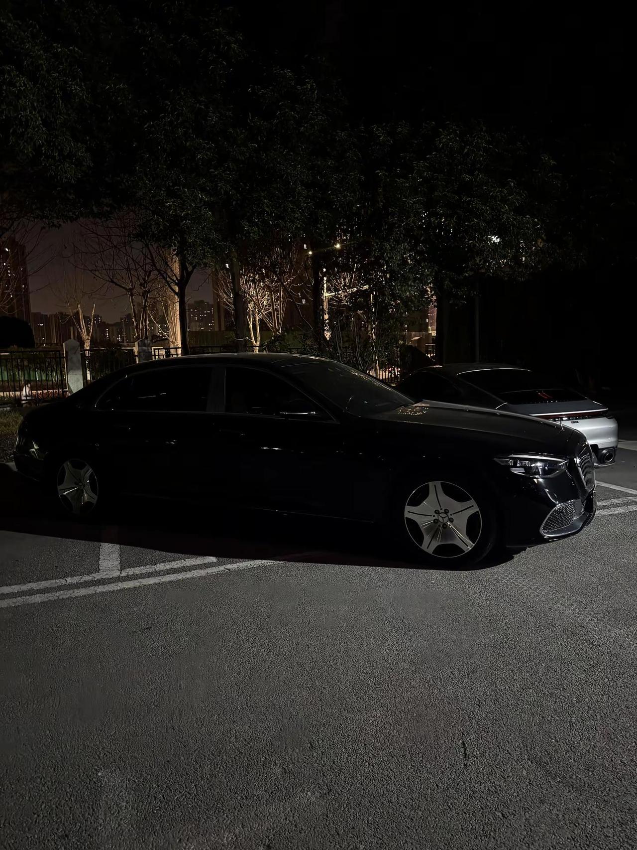 20多岁的年纪 开着30多岁人该开的车 听着40岁的音乐