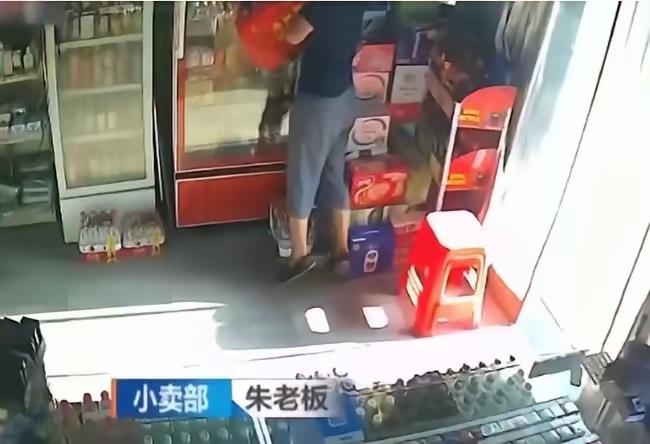 必须严惩！合肥，女子经营的便利店被烟草局查出两条假烟，但女子却大喊冤枉，随后查看