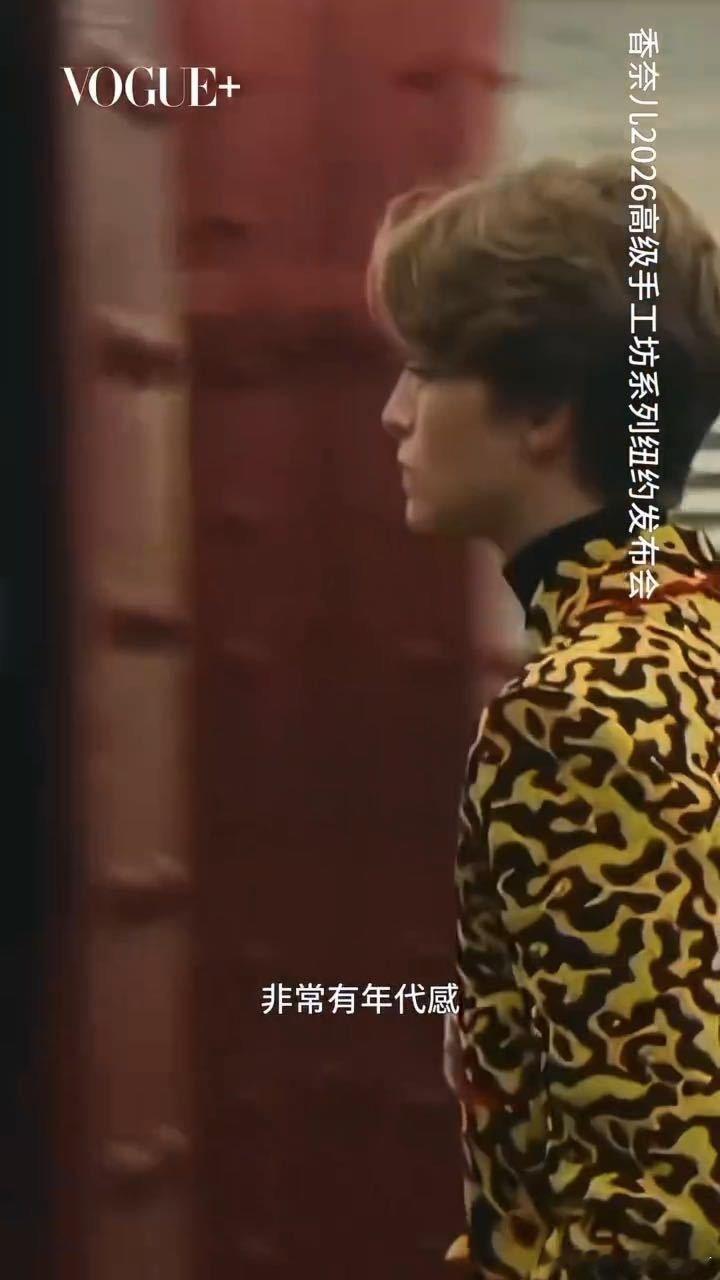 辛芷蕾穿去年一眼相中的衣服拍封面 去年相中，今年穿。辛芷蕾用实际行动证明：喜欢的