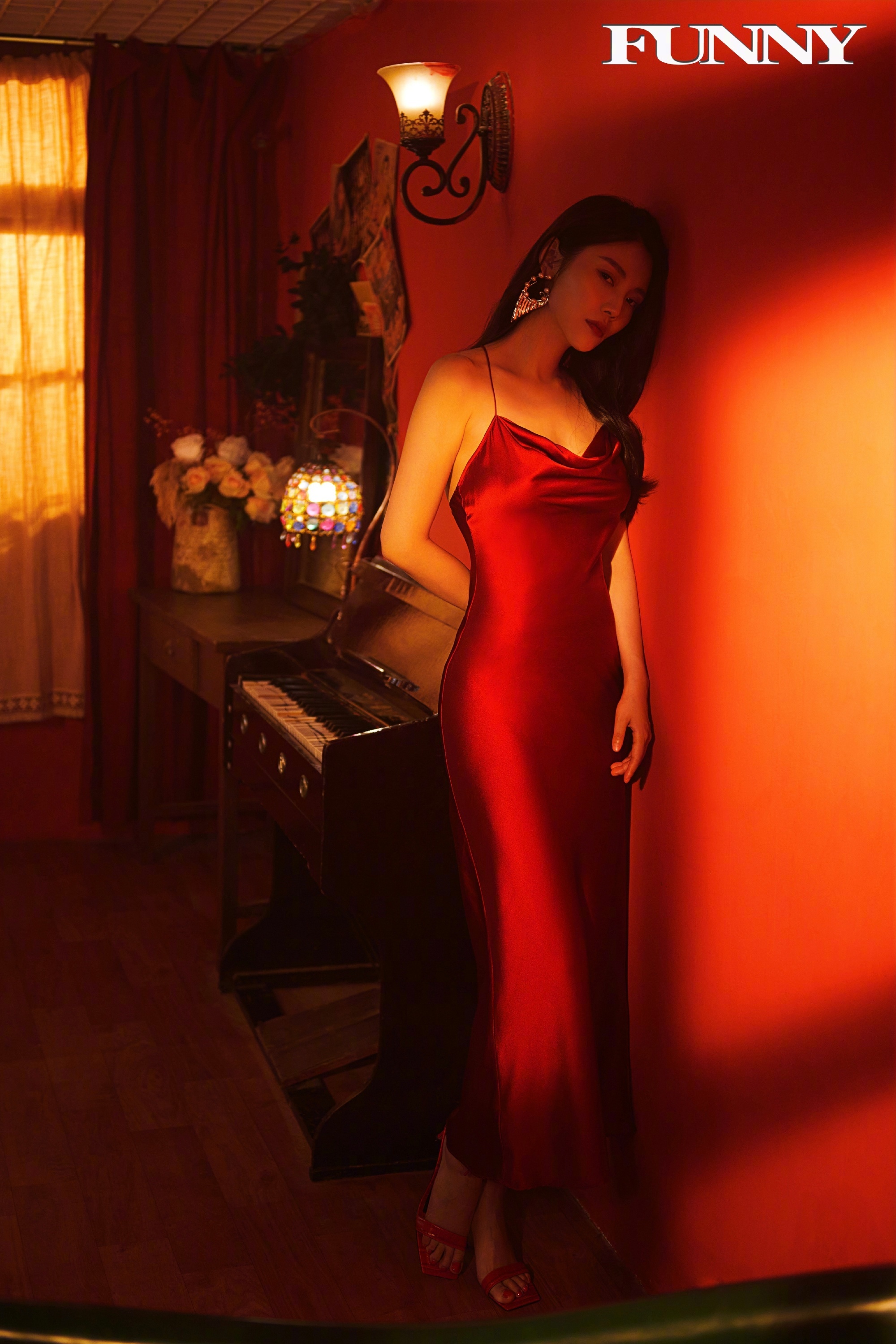 徐冬冬请把红裙焊身上 果然，大嫂红裙穿搭身姿很曼妙呀。徐冬冬