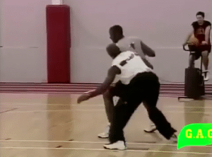 退役后的乔丹打公牛队的核心球员也是分分钟秒杀年轻人！