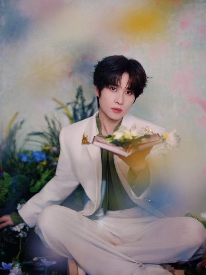 井胧被一大片花团围住唱歌 井胧在2026川渝春晚，被大片花团簇拥。花美歌碎间，尽