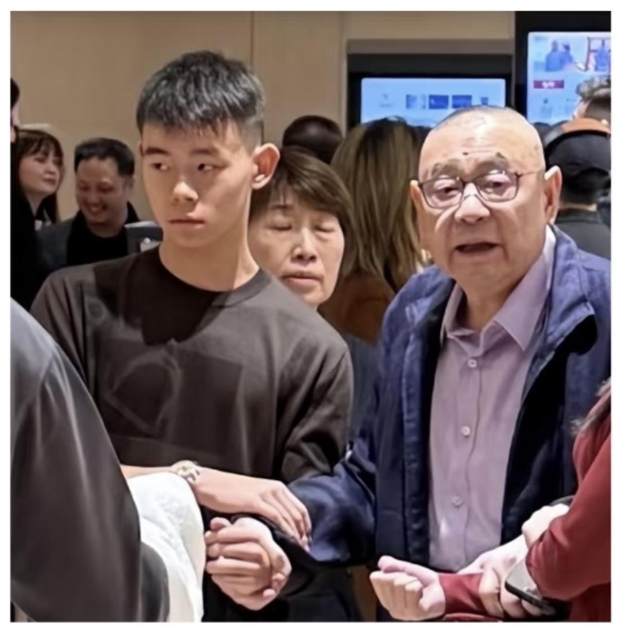 别信营销号大肆渲染吕丽君儿子“豪门翻盘争家产”的故事，这张现场抓拍照片，根本算不