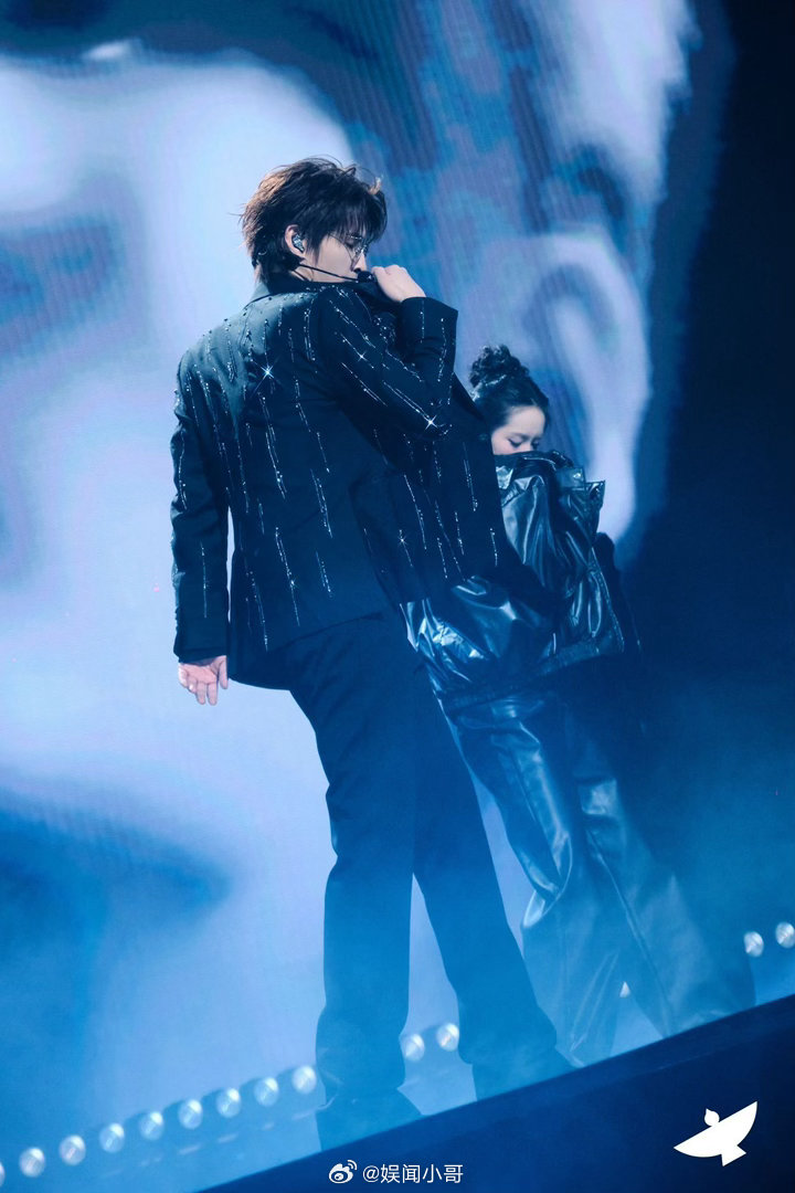 我瘦了8斤就张远这样 张远为演唱会瘦8斤，到处念叨还秀下颌线，简直演我！昨晚西安