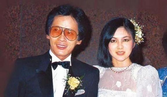 1982年，20岁的关之琳嫁给了大自己16岁的富商王国旌。结果不到一年，两人就离