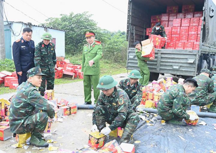 越南北宁省当局刚刚组织销毁了近11吨烟花