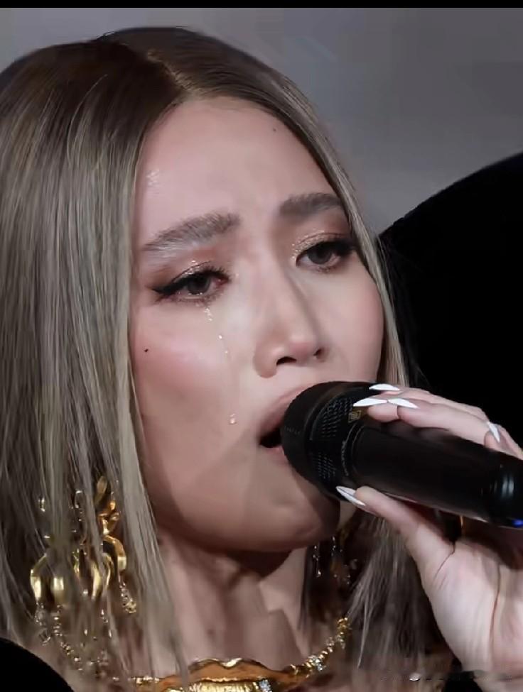 看到Alin台上落泪的瞬间，真的心疼。她唱情歌之所以动人，就是因为那份投入和感性