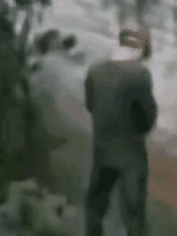 你能信吗？一男子就因为水喝多尿急，四处找厕所不着。正憋得难受时，瞅见一面墙，跟见