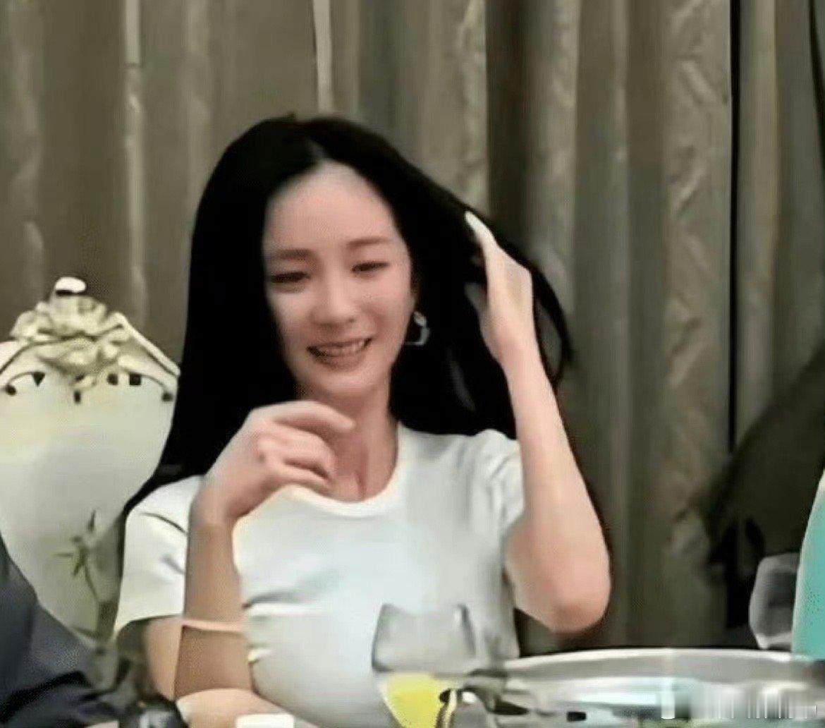 杨幂素颜真的很像完颜 ​​​