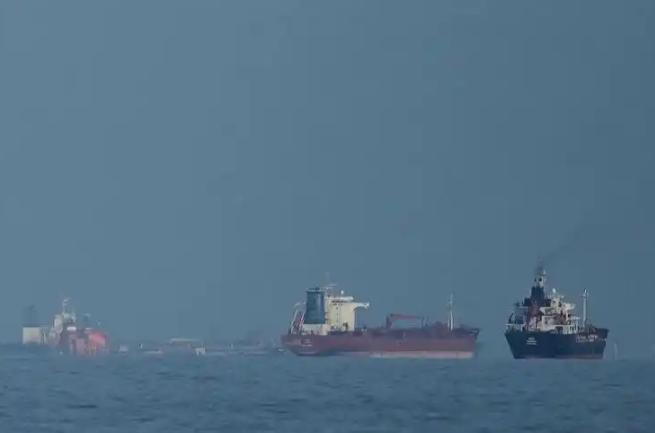 特朗普又扔出震撼全球的重磅表态——扬言封锁霍尔木兹海峡！消息一出，全世界都在追问