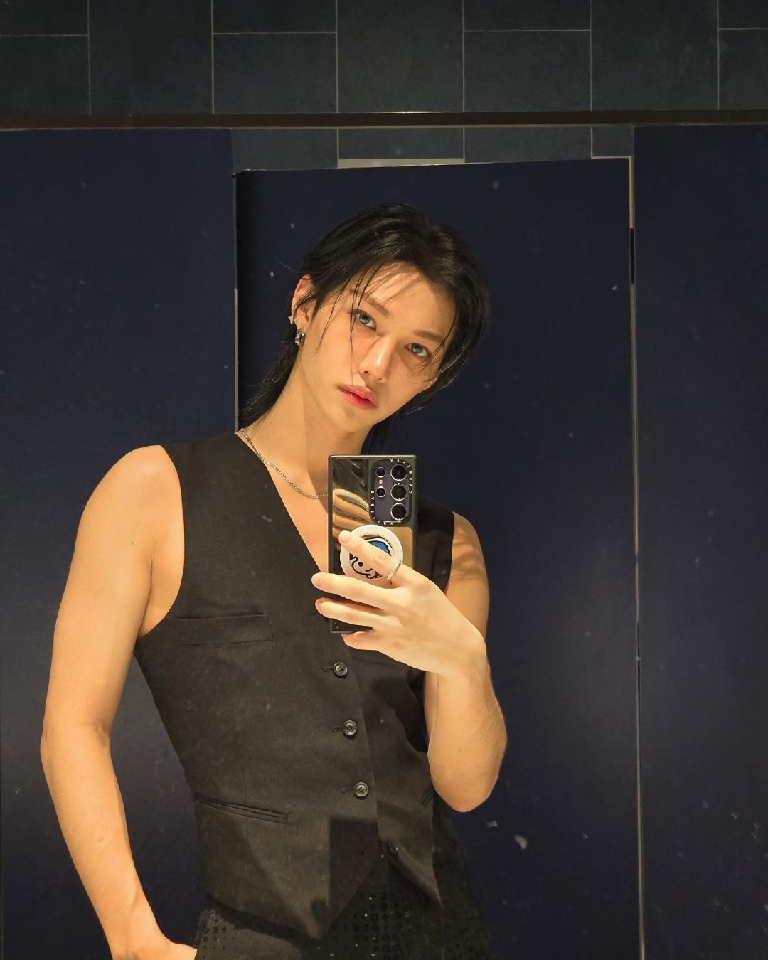 李龙馥今日份ins更新宽肩窄腰🥵人怎么能帅成这样[awsl] 