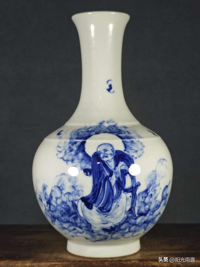 民国青花珍品｜王步丙戌年罗汉图赏瓶，瓷绘界“青花圣手”力作
 
提起民国青花瓷，