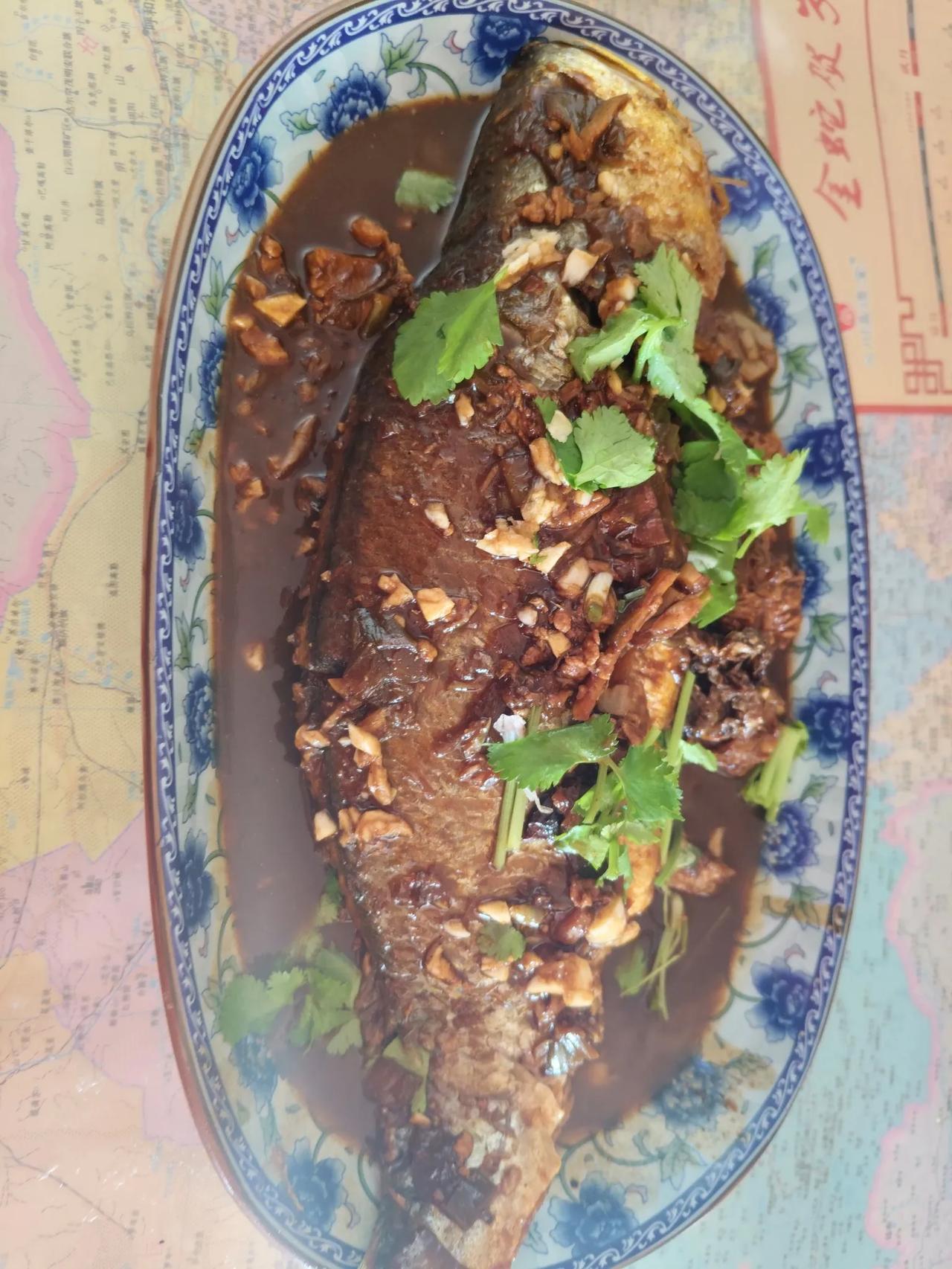 晒出晚餐今天吃什么，我们全家每周聚在一起，昨天周日，我们四个人，做了四个菜，红烧