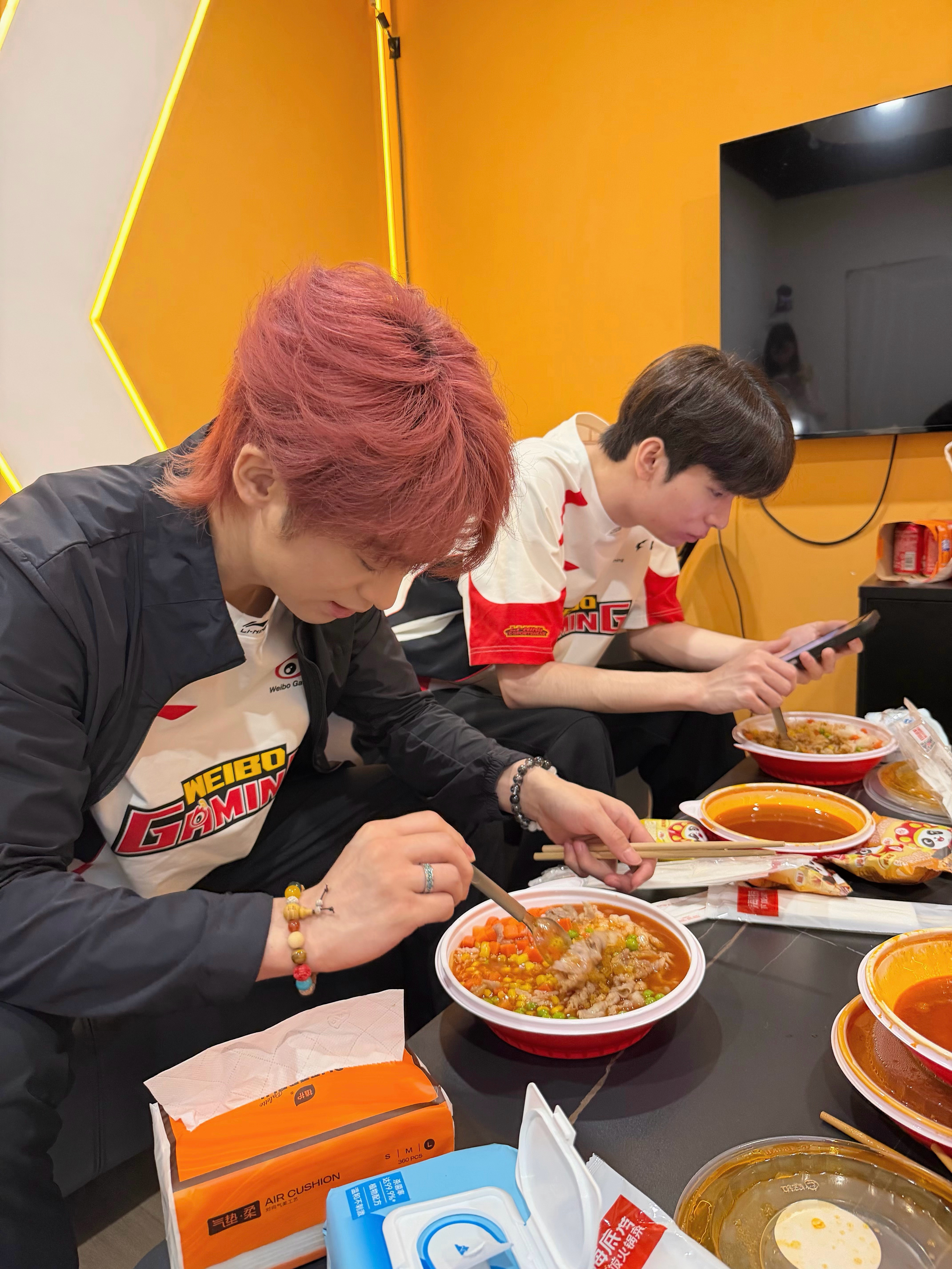 小w食堂⚡行不止步 枪鸣四海 崽崽们干饭中今天吃拌饭哟🍚微博俱乐部WBG和平精