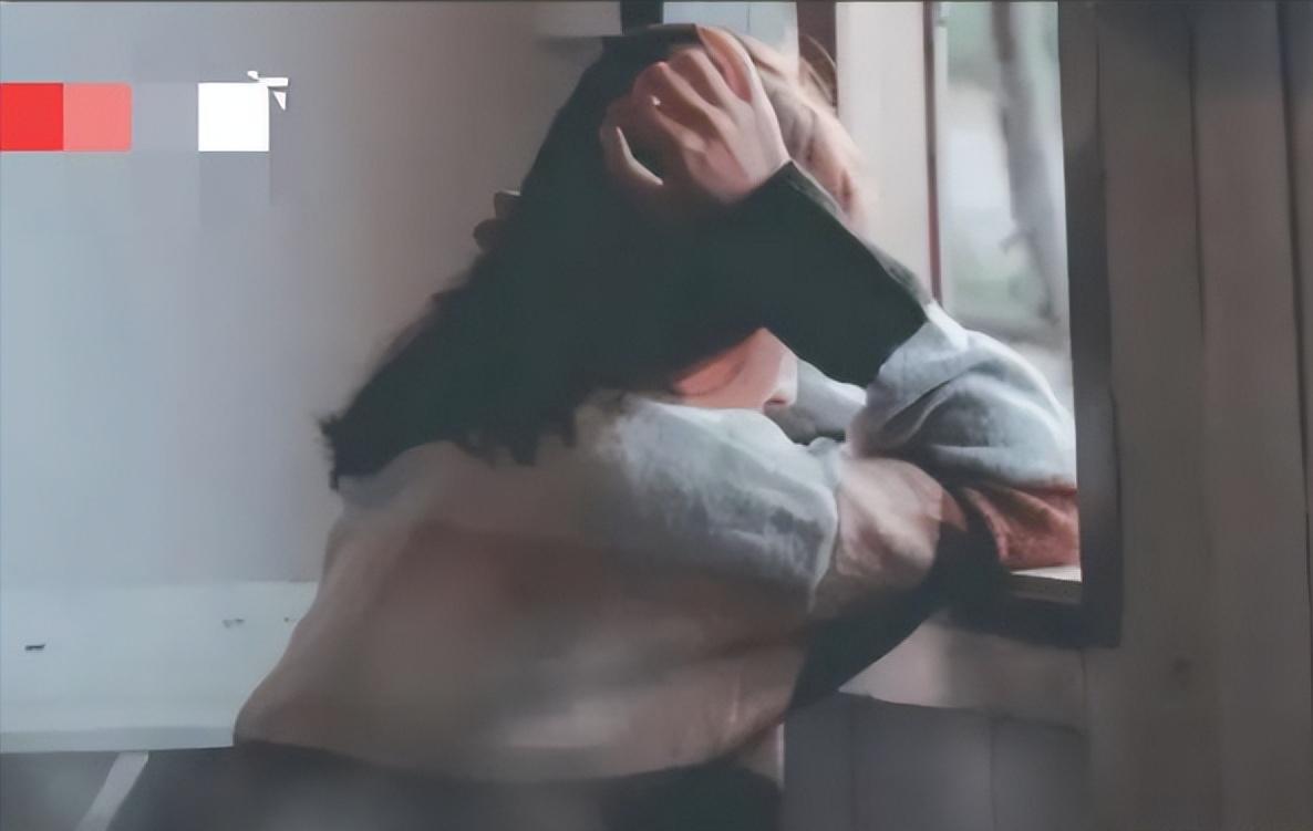 十二岁的她，才刚小学毕业，本应在这个暑假尽情享受惬意时光。然而，一只“黑手”悄然