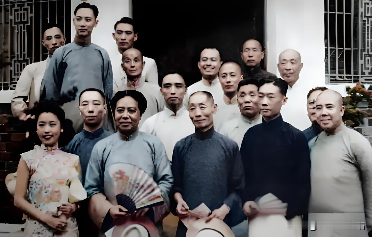这张摄于1948年冬的合影，是北平梨园界在时代巨变前夕的集体亮相，此阵容堪称“民