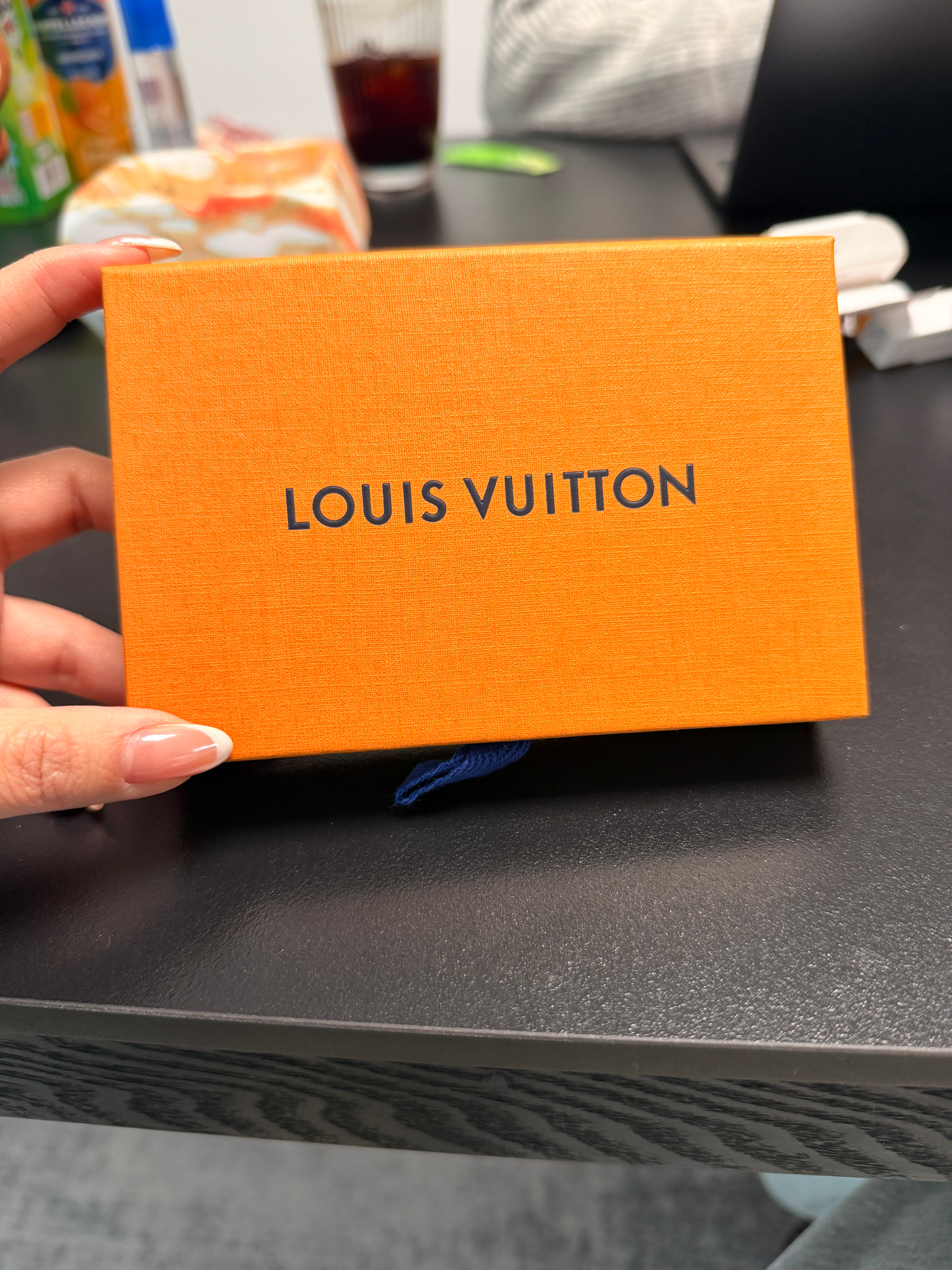 不说废话🤐趁热打铁 今天给我的金粉或者钻粉或者真爱粉，抽个LV香水小样！路易威