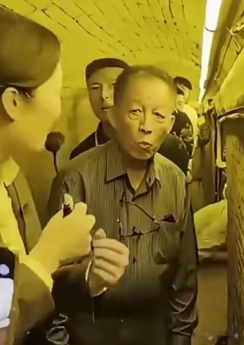 参观曹丞相的运兵道时，讲解员耐心地为他讲解着。然而，易中天看上去已尽显老态。
历