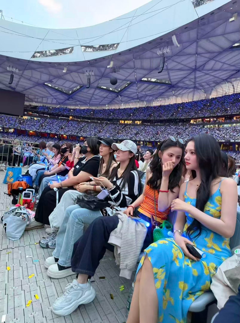 任敏去了五月天演唱会 蓝色吊带裙把任敏的灵气衬得更出挑了，我也想偶遇她😭 